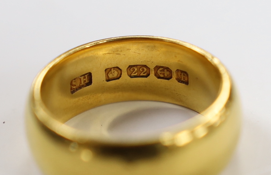 An Edwardian 22ct gold wedding band, size N, 12.5 grams.